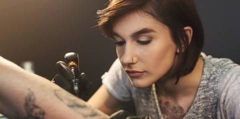 Se Tatouer Pour Ne Pas Oublier Une Pratique Repandue Dans Nos Coeurs