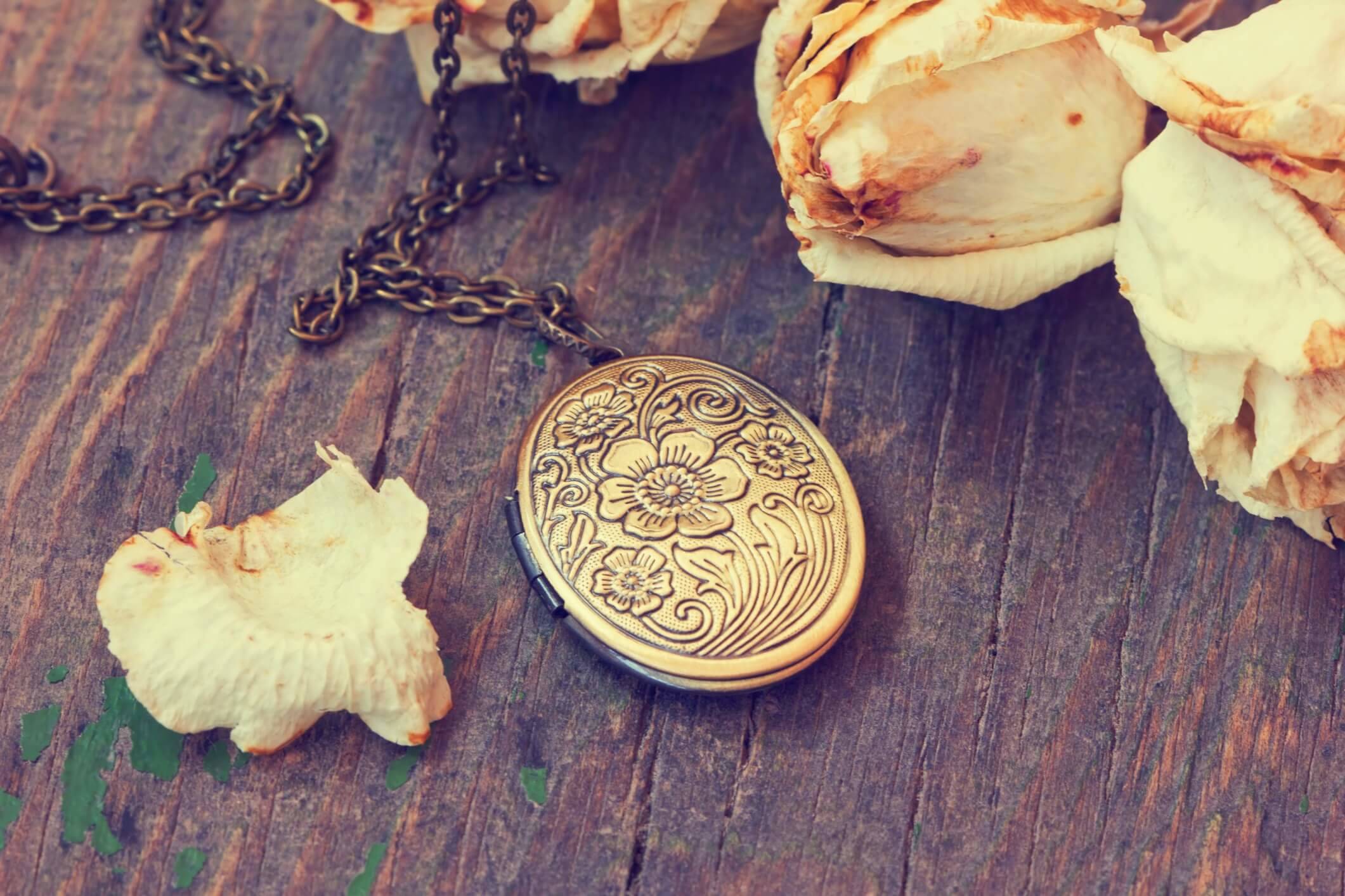 Les bijoux de deuil en cheveux : un souvenir unique